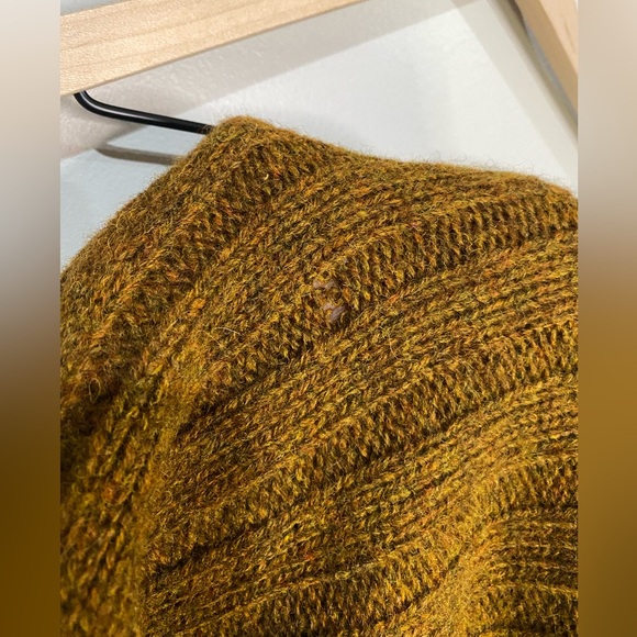 Abercrombie & Fitch Vintage NEW with tag wool sweater; has hole size small - Picture 14 of 14